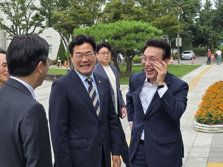 [인천=뉴시스] 전예준 기자 = 24일 박찬대 인천시장과 김민석 전 총리가 인천시청에서 만나 인사를 하고 있다. 2026.07.24. kok@newsis.com *재판매 및 DB 금지