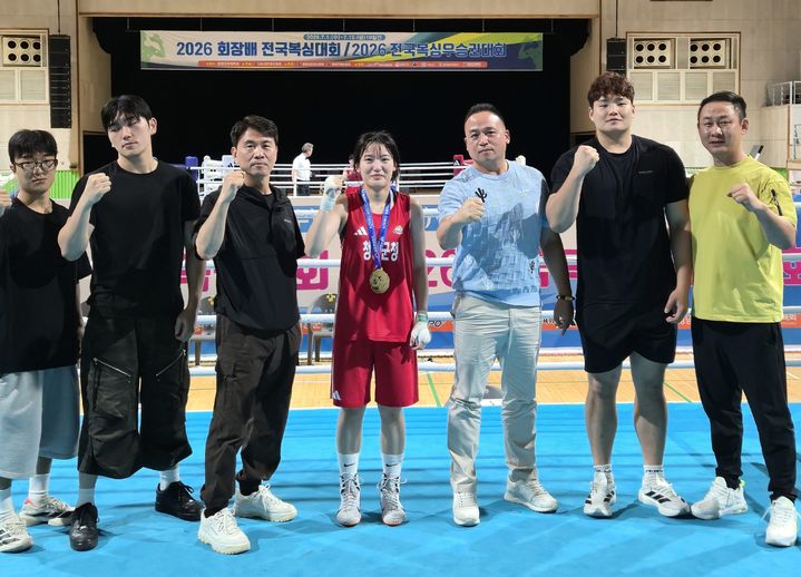 [청양=뉴시스] 청양군청 복싱팀이 최근 청양군 군민체육관에서 열린 ‘2026 전국복싱우승선수권대회’에서 여자부 밴텀급 김가현 선수가 금메달을 획득한 것을 기념해 사진을 찍고 있다. (사진= 청양군 제공) 2026.07.24. *재판매 및 DB 금지