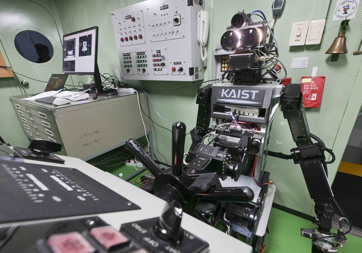 [서울=뉴시스] 23일 해군교육사령부 조함훈련장에서 해군 최초로 진행된 로봇 승조원 전투실험에서 휴머노이드 로봇 '파이봇(PIBOT)'이 이지스구축함 서애류성룡함(DDG) 소속 함교 당직사관의 조함명령에 따라 타수 업무를 수행하고 있다. (사진=해군 제공) 2026.07.25. photo@newsis.com *재판매 및 DB 금지