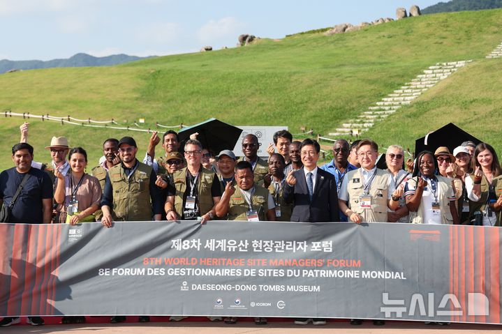 [김해=뉴시스]세계유산 현장관리자 대성동고분군 방문. (사진=김해시 제공). 2026.07.24. photo@newsis.com 