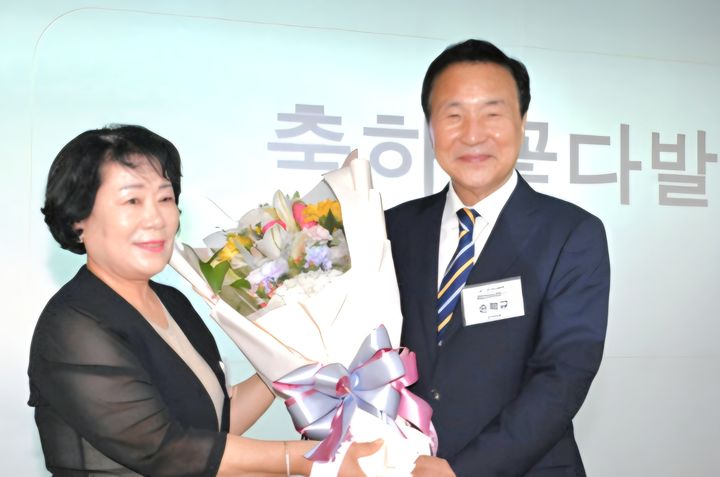 [수원=뉴시스] 제20대 경기도민회장에 손학규 전 경기도지사가 취임했다. (사진=경기도민회 제공) 2026.07.24. photo@newsis.com *재판매 및 DB 금지