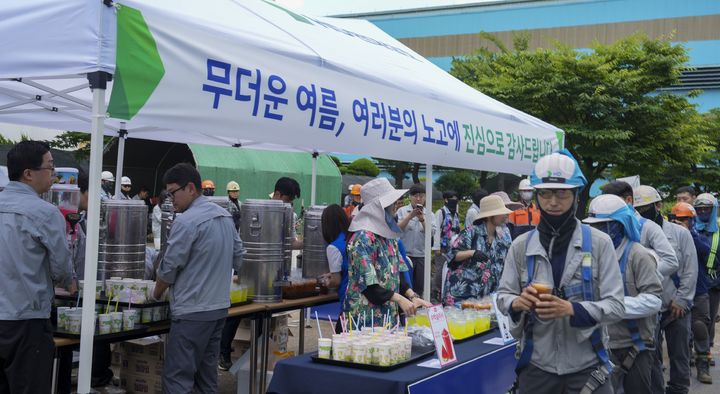 [영암=뉴시스]HD현대삼호 음료 제공. (사진=HD현대삼호 제공) 202607.24. photo@newsis.com *재판매 및 DB 금지