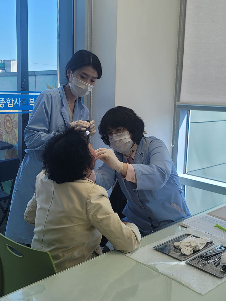 [서울=뉴시스] 양천구의 '어르신 동행 구강건강 관리사업'에 참여한 어르신이 구강 검진을 받고 있다. (사진=양천구 제공) 2026.07.24. photo@newsis.com *재판매 및 DB 금지