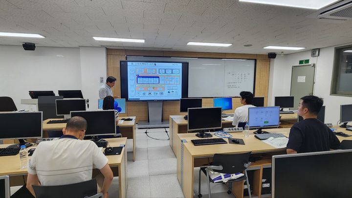 [대전=뉴시스] 스마트팩토리 플랫폼 구축 교육 모습. (사진=우송정보대 제공) 2026.07.24. photo@newsis.com *재판매 및 DB 금지