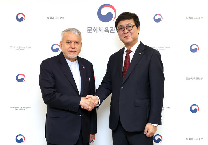 최휘영 문화체육관광부 장관이 24일 서울 종로구 국립현대미술관 서울관에서 세예드 레자 살레히 아미리 이란 문화유산·관광·수공예부 장관과 면담을 마치고 기념촬영을 하고 있다. (사진=문화체육관광부 제공) *재판매 및 DB 금지