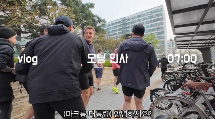 [서울=뉴시스] 대통령경호처 경호관들과 에마뉘엘 마크롱 프랑스 대통령이 함께 한강을 달리는 '셋로그' 형식의 영상이 공개돼 이목을 끌고 있다. 셋로그는 매시간 2~3초 분량의 짧은 영상을 촬영해 하루 일상을 기록하는 앱이다. (사진=대통령경호처 유튜브 캡처) *재판매 및 DB 금지