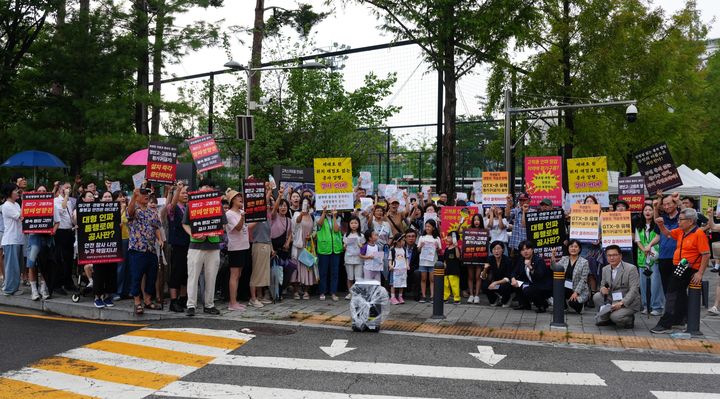 [서울=뉴시스] 'GTX-B노선 구일역 2번 출구 환기구 설치 반대위원회'(반대위)는 23일 오후 5시 서울 구로구 구일역 2번 출구 인근 대보건설 현장사무실 앞에서 환기구 설치 반대 집회를 열었다. (사진=반대위). 2026.07.23. photo@newsis.com *재판매 및 DB 금지