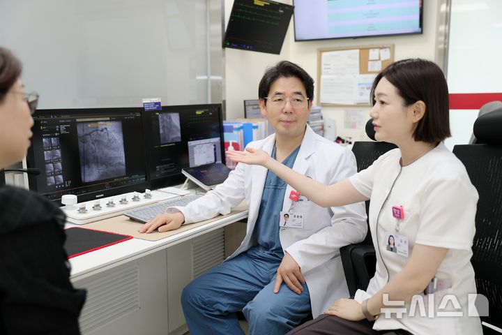 [서울=뉴시스] 조정래 한림대학교강남성심병원 교수에게 스텐트 시술을 받은 중국인 환자의 보호자에게 모빈 의료전문코디네이터가 시술 경과와 치료 과정을 중국어로 설명하고 있다. (사진= 한림대학교강남성심병원 제공)