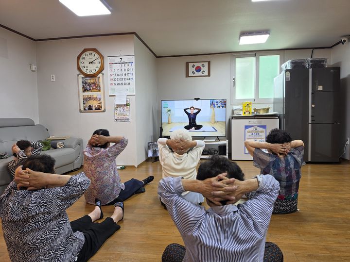 [서울=뉴시스] 스마트 경로당에서 노인들이 실시간 화상 수업으로 체졸르 배우는 모습. (사진=나우비긴 제공) *재판매 및 DB 금지