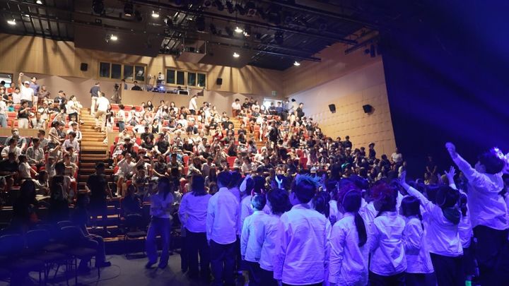 [서울=뉴시스] 지난 14일 경북 안동시 안동문화예술의전당에서 다문화가정 아이와 장애 아동을 포함한 80여 명의 아이들이 뮤지컬 공연을 선보였다. (사진=나우비긴 제공) *재판매 및 DB 금지