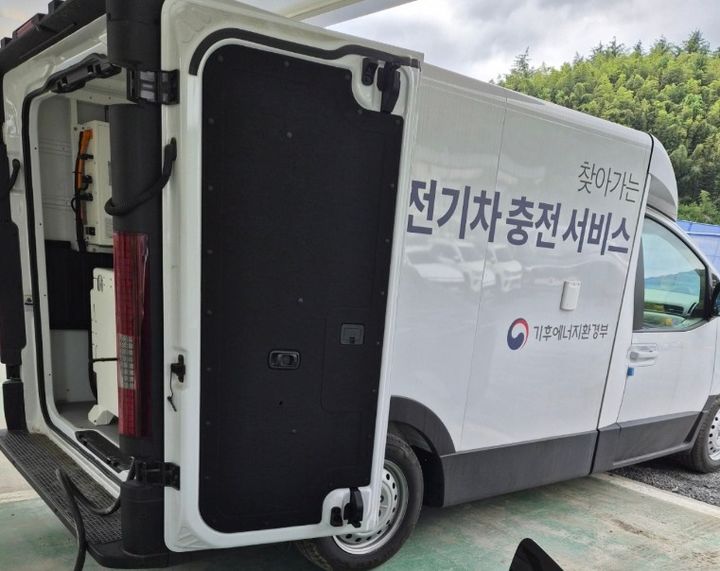 [산청=뉴시스] 경남 산청군 이동형 전기차 충전서비스 차량 운영. (사진=산청군 제공) 2026.07.24. photo@newsis.com *재판매 및 DB 금지