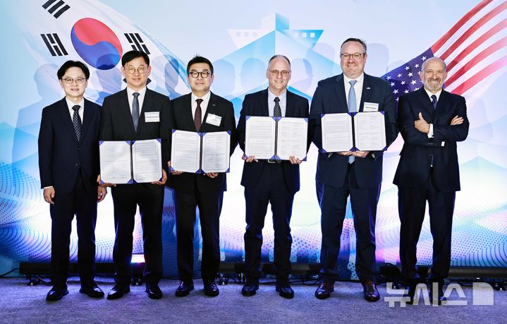 [세종=뉴시스]한국산업기술진흥원(KIAT)은 지난 23일(현지시간) 미국 워싱턴 D.C.에서 한국해양과학기술원 부설 선박해양플랜트연구소(KRISO), 미국선급협회(ABS), 텍사스 A&M 공과대학 공학실험연구소(TEES)와 업무협약(MOU)을 체결했다.(사진=키아트 제공)