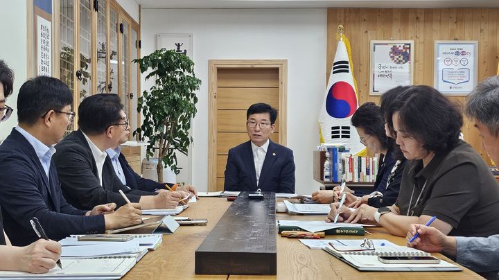 윤건영 충북도교육감(가운데)이 24일 집무실에서 기획회의를 주재하고 있다.(사진=충북교육청 제공).2026.07.24.photo@newsis.com *재판매 및 DB 금지