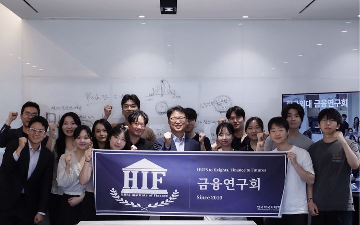마스턴투자운용 사회공헌추진단의 한국외대 금융연구회 초청 특강 참석자들이 지난 23일 기념촬영을 하고 있다. (사진=마스턴투자운용 제공) photo@newsis.com *재판매 및 DB 금지
