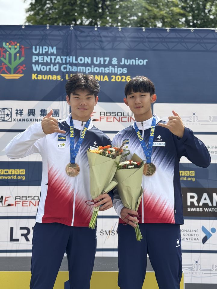 [서울=뉴시스] 국제근대5종연맹(UIPM) 2026 근대5종 U17(15~16세) 세계선수권대회 남자 계주 경기에서 동메달을 합작한 신현규(왼쪽), 김동원. (사진=대한근대5종연맹 제공) *재판매 및 DB 금지