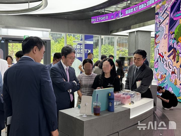 [서울=뉴시스] 심지혜 기자 = 박윤영 KT 대표가 24일 KT 온맞이를 찾아 삼성전자의 새 갤럭시 Z 폴드 8 시리즈의 주요 기능을 직접 체험하고 특별 체험공간 운영 현황을 살폈다.