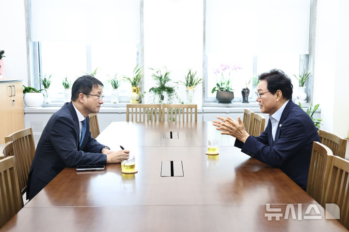 [서울=뉴시스]박완수(오른쪽) 경남도지사가 24일 국회에서 한병도 더불민주당 원내대표를 만나photo@newsis.com 영호남 상생 법안인 '우주항공복합도시 건설 특별법'과 '남해안권 발전 특별법'의 조속한 제정을 건의하고 있다.(사진=경남도 제공) 2026.07.24. 