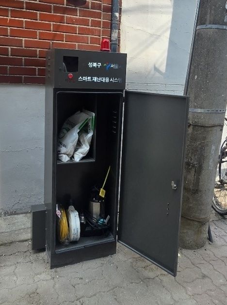 [서울=뉴시스] 성북구, 침수취약지역 10곳에 '동네거점 스마트 재난 대응 시스템' 구축(함체 내부(재난용품). (사진=성북구 제공) 2026.07.24. photo@newsis.com *재판매 및 DB 금지