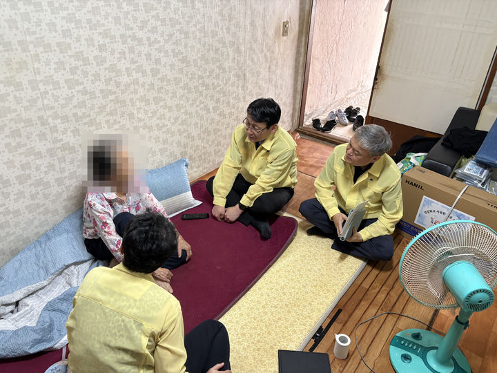 [천안=뉴시스] 홍종완 충남도 행정부지사와 최광복 천안시 건설안전교통국장이 24일 천안시 봉명동 쪽방촌을 찾아 폭염 취약계층에 대한 점검을 실시했다. (사진=천안시 제공) 2026.07.24 photo@newsis.com *재판매 및 DB 금지