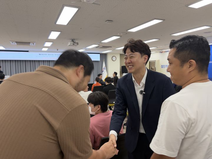 [화성=뉴시스] 개혁신당 이준석 대표가 23일 화성시 동탄구청 대회의실에서 화성을 당원협의회를 발대, 당원들과 인사를 나누고 있다. (사진=개혁신당 이준석 국회의원실 제공) 2026.07.24. photo@newsis.com *재판매 및 DB 금지