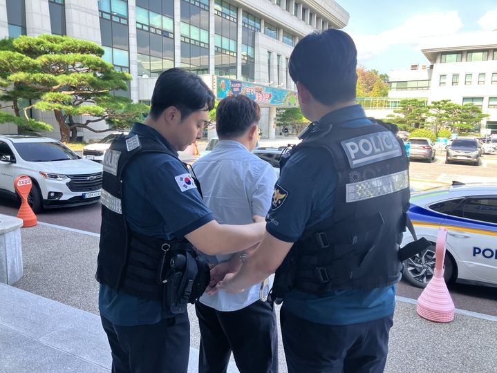 [밀양=뉴시스] 경찰 합동 모의훈련에서 민원담당 공무원이 인계한 악성 민원인을 경찰이 연행하고 있다. (사진=밀양시 제공) 2026.07.24. photo@newsis.com *재판매 및 DB 금지