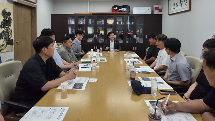 [밀양=뉴시스] 드론산업 관계자들과 드론 첨단산업 생태계 조성 방안을 논의하고 있다. (사진=밀양시 제공) 2026.07.24. photo@newsis.com *재판매 및 DB 금지