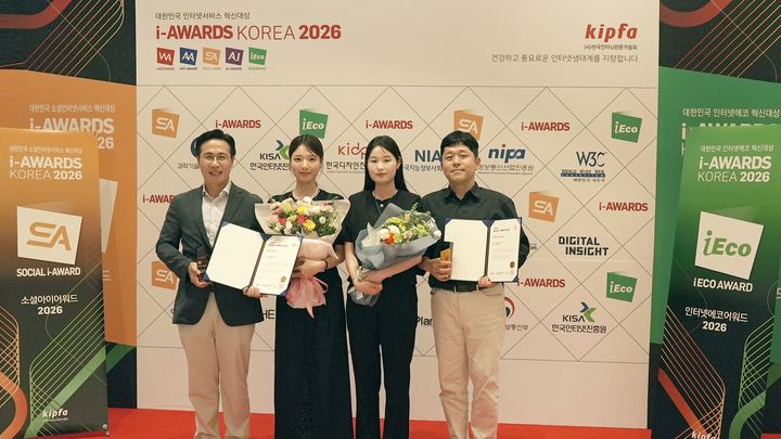 [울산=뉴시스] 23일 서울 서초구 양재동 엘타워 그랜드홀에서 열린 ‘소셜아이어워드 2026 시상식’에서 BNK경남은행 이명훈 부장과 직원들이 소셜아이어워드 2026 시상식에서 은행 분야 인스타그램 대상과 유튜브 대상을 받은 뒤 기념촬영을 하고 있다. (사진=BNK경남은행 제공) 2026.07.24. photo@newsis.com&nbsp; *재판매 및 DB 금지