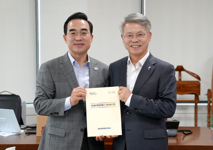 [전남광주=뉴시스 민형배 전남광주통합특별시장은 24일 서울 한국재정정보원에서 박홍근 기획예산처 장관을 만나 내년도 핵심 국비 사업의 정부 예산안 반영 필요성을 강조했다. (사진=전남광주시 제공) 2026.07.24. photo@newsis.com *재판매 및 DB 금지