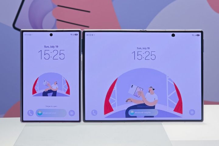 5.5형 커버 화면(왼쪽)과 7.6형 메인 화면(오른쪽)의 새로운 비율을 갖춘 갤럭시 Z 폴드8. (사진=삼성전자 뉴스룸) *재판매 및 DB 금지