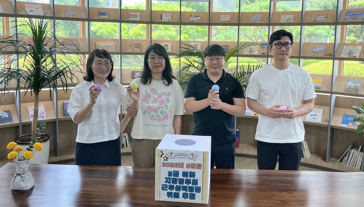 [전남광주=뉴시스] 24일 전남광주통합특별시교육청 광주청사 북카페에서 직원들이 광주지역 지방공무원 근무성적평정위원회 위촉직 위원 4명을 공개추첨 방식으로 선정하고 있다. (사진 = 특별시교육청 제공). 2026.07.24. photo@newsis.com *재판매 및 DB 금지