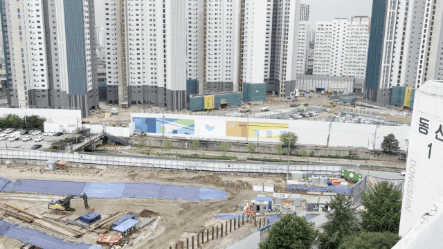 [서울=뉴시스] 신연경 인턴기자=‘월계 중흥S-클래스 리비에르’ 사업지 현장. 오른편에는 ‘푸르지오 라디우스 파크’, 왼편에는 ‘서울원아이파크’ 사업지가 있다. 2026.07.24. *재판매 및 DB 금지