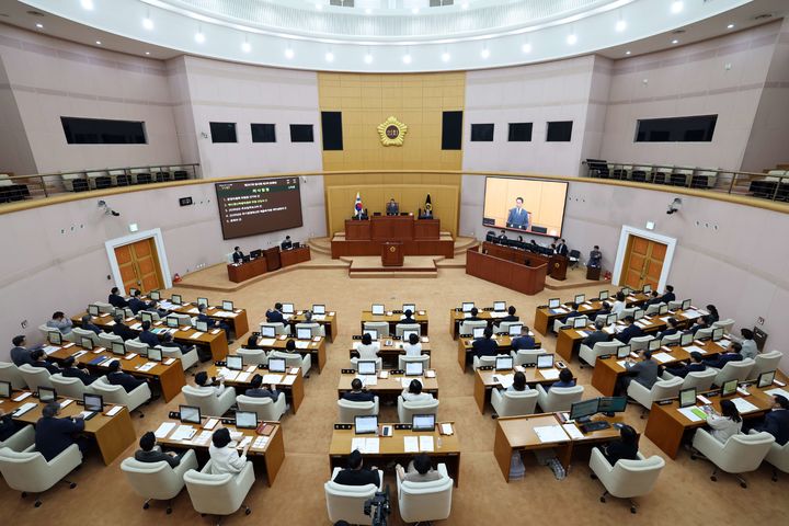 [대전=뉴시스] 조명휘 기자 = 대전시의회가 24일 제297회 제4차 본회의를 열어 안건을 의결하고 있다. (사진= 대전시의회 제공) 2026.07.24. photo@newsis.com *재판매 및 DB 금지