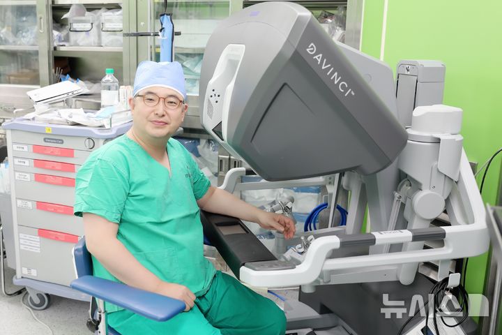 [서울=뉴시스] 이동진 한림대학교강남성심병원 이비인후과 교수가 다빈치 SP 단일공 로봇수술 시스템을 이용한 기능보존 경구강 로봇수술(TORS)을 준비하고 있다. (사진= 한림대학교강남성심병원 제공) 