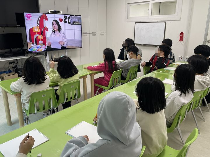 [서울=뉴시스] 스마트 아동센터 아이들이 화상 수업을 듣는 모습. (사진=나우비긴 제공) *재판매 및 DB 금지