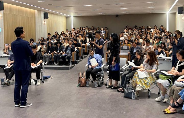 [수원=뉴시스] 안민석 경기도교육감이 23일 경기도교육청 조원청사에서 열린 경기교사노동조합 주최 교권 포럼 '교권 회복과 시민권 회복, 경기교육의 새 길을 묻다'에 참석해 교권보호단 운영 방향과 교권 회복 방안에 대해 발언하고 있다. (사진=경기교사노조 제공) 2026.07.23. photo@newsis.com *재판매 및 DB 금지