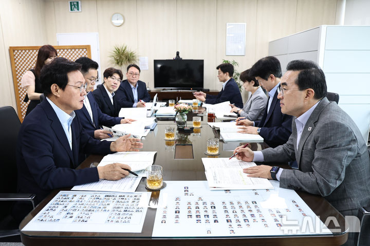 [서울=뉴시스]박완수(왼쪽) 경남도지사가 24일 오후 서울 한국재정정보원 건물에서 박홍근 기획예산처 장관을 만나 경남의 주요 현안과 2027년도 국비사업 지원을 건의하고 있다.(사진=경남도 제공) 2026.07.24. photo@newsis.com