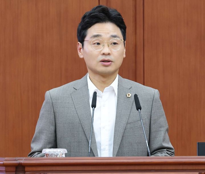 [대전=뉴시스] 조명휘 기자 = 김신웅(더불어민주당·서구5) 대전시의원이 24일 제297회 임시회 제4차 본회의에서 5분 자유발언을 하고 있다. (사진= 대전시의회 제공) 2026.07.24. photo@newsis.com *재판매 및 DB 금지