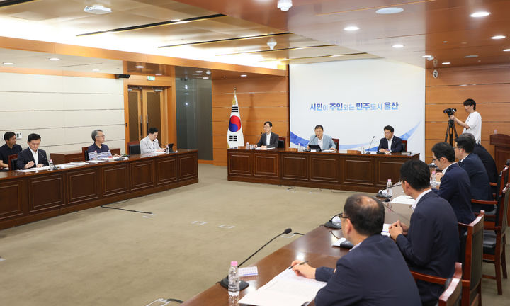 [울산=뉴시스] 울산시는 24일 시청 상황실에서 김상욱 울산시장 주재로 행정·경제부시장 등이 참석한 가운데 울산의 ‘세계적(글로벌) 산업 인공지능 전환(AX) 중심도시’ 대전환을 위한 ‘3대 메가 프로젝트 대응 방안 보고회’를 가졌다. (사진= 울산시 제공) 2026.07.24.photo@newsis.com *재판매 및 DB 금지