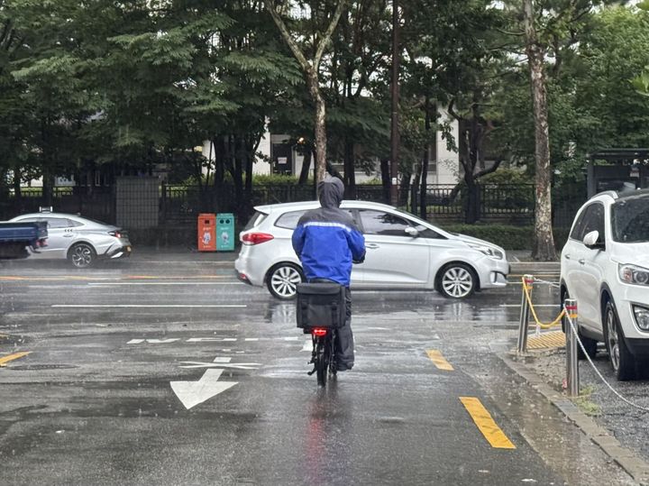 [서울=뉴시스] 조서영 인턴기자 = 지난 21일 장마로 서울 곳곳에 비가 내리고 있는 가운데 라이더가 배달에 나서고 있다. 2026.07.24. photo@newsis.com *재판매 및 DB 금지