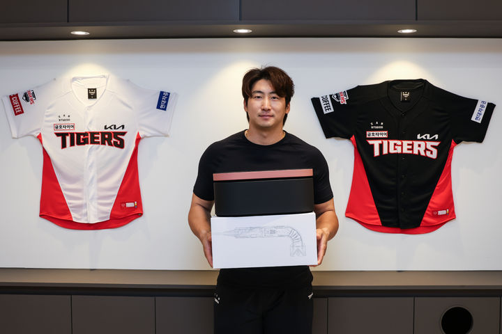 [서울=뉴시스] 송호성 구단주로부터 가전제품을 선물받은 프로야구 KIA 타이거즈 주장 나성범. (사진 = KIA 타이거즈 제공) *재판매 및 DB 금지