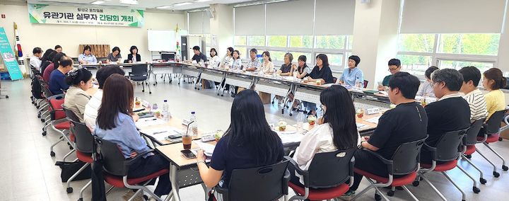 [횡성=뉴시스] 횡성군 보건·의료·요양·복지 분야 관계자들이 통합돌봄 협력 방안을 논의하고 있다. (사진=횡성군 제공) 2026.07.24. photo@newsis.com *재판매 및 DB 금지