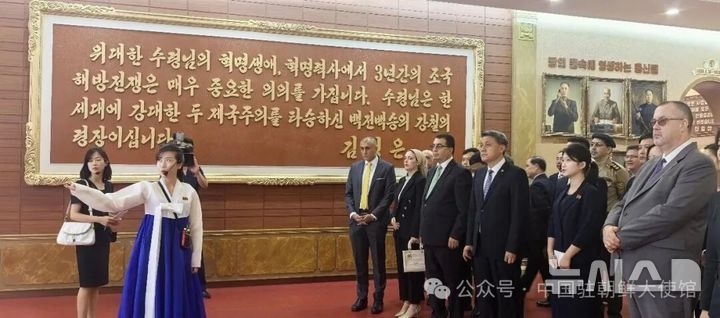 [베이징=뉴시스] 왕야쥔 주북한 중국대사는 23일 한국전쟁 정전협정 체결 73주년을 맞아 북한 외무성 초청으로 전승혁명사적관과 사적지를 방문했다고 주북 중국대사관이 밝혔다.(사진=주북한 중국대사관 위챗 갈무리) 2026.07.24 photo@newsis.com