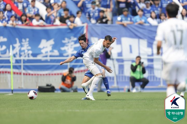 [서울=뉴시스] 프로축구 K리그2 수원 삼성의 이건희, 부산 아이파크의 크리스찬. (사진=한국프로축구연맹 제공) *재판매 및 DB 금지