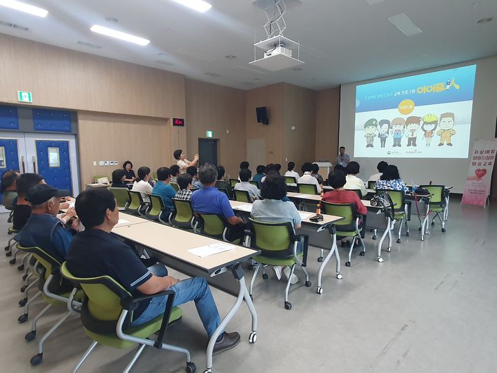 [장수=뉴시스] 전북 장수군은 군 정신건강복지센터와 함께 계남면 새마을지도자, 부녀회장 등을 대상으로 '생명지킴이 양성교육'을 실시했다고 24일 밝혔다. (사진=장수군 제공) 2026.07.24. photo@newsis.com *재판매 및 DB 금지