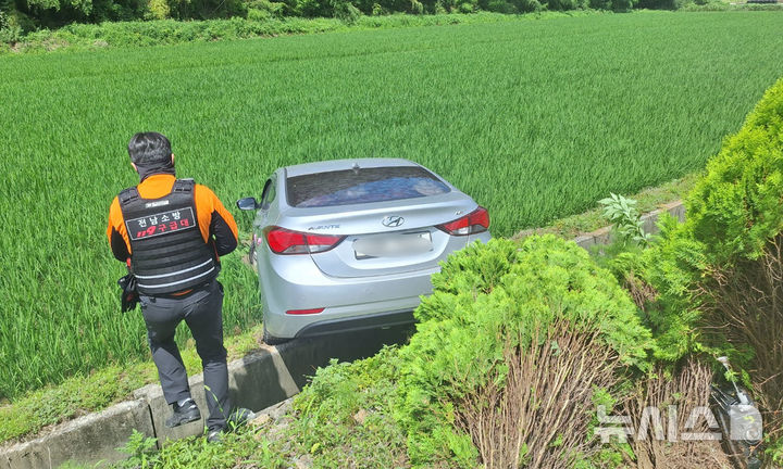 [담양=뉴시스] 24일 오후 1시37분께 전남광주 담양군에서 한 승용차가 차량 간 충돌로 논두렁에 빠져 운전자 1명이 병원으로 이송됐다. (사진 = 전남광주소방본부 제공) 2026.07.24. photo@newsis.com *재판매 및 DB 금지