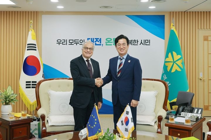 [대전=뉴시스]허태정 대전시장이 24일 대전시청을 찾은 우고 아스투토(Ugo ASTUTO) 주한 유럽연합(EU) 대사 일행과 면담을 가졌다. 2026. 07. 24 photo@newsis.com *재판매 및 DB 금지