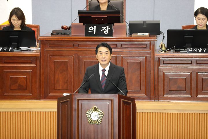 [울산=뉴시스] 24일 울산 남구의회 본회의장에서 제279회 임시회 제2차 본회의가 열린 가운데 이상기 의원이 '열악한 자율방범대 초소 개선을 위한 경로당 상생 공유모델'이라는 주제로 5분 자유발언을 진행하고 있다. (사진=울산 남구의회 제공) 2026.07.24. photo@newsis.com *재판매 및 DB 금지