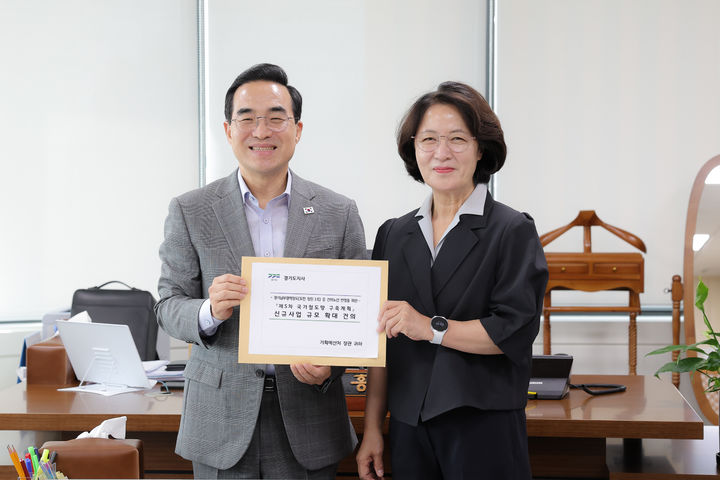 [수원=뉴시스] 추미애 지사가 24일 정부서울청사에서 박홍근 기획예산처 장관을 만나 내년도 국비 반영을 요청했다. (사진=경기도 제공) 2026.07.24. photo@newsis.com *재판매 및 DB 금지