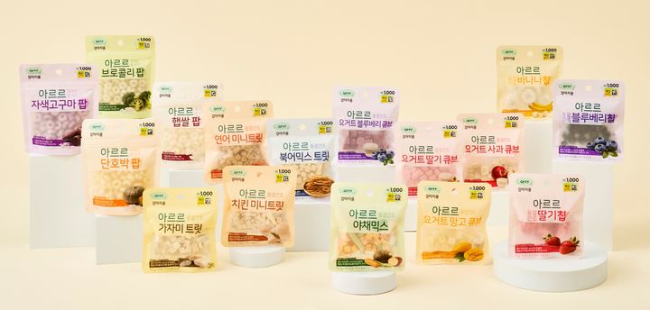 동원F&B의 반려동물 전문 브랜드 아르르가 전국 다이소 매장과 다이소몰에서 반려견용 '밥·꾸 간식' 16종을 선보인다. *재판매 및 DB 금지