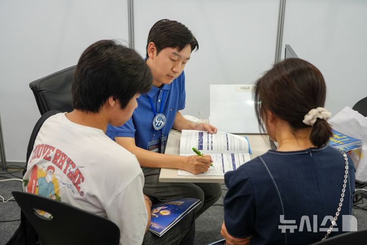 [군포=뉴시스] 상담원이 상담소를 찾은 학생들을 대상으로 상담을 벌이고 있다. (사진=한세대 제공). 2026.07.24.photo@newsis.com